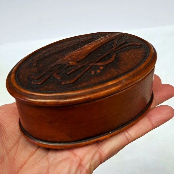 Vintage wood look snuff / trinket box with vintage golf club design - Picture 4 of 7